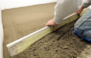 Applying traditional sand based floor screed
